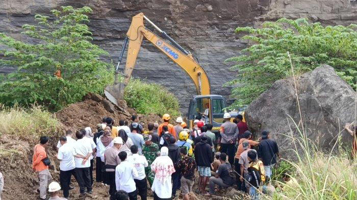 LONGSOR ARGASUNYA - Proses evakuasi terhadap dua pekerja tambang pasir yang diduga tertimbun longsor di lokasi galian C, Blok RT 2 RW 10, Kedung Jumbleng, Kelurahan Argasunya, Kecamatan Harjamukti, Kota Cirebon, akhirnya dilakukan pada Rabu (18/6/2025) sore. (eki yulianto/tribun jabar)