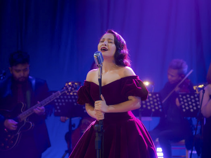 Jarang Pulang, Bernadya Rayakan Natal Bersama Keluarga di Surabaya