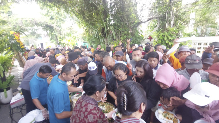 Suasana warga merayakan ulang tahun ke-64 Jokowi di depan rumah Jokowi di Solo, Sabtu (21/6/2025). Foto: kumparan