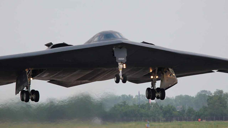 USAF B-2 ステルス爆撃機 米空軍、B-2ステルス爆撃機受領から30周年