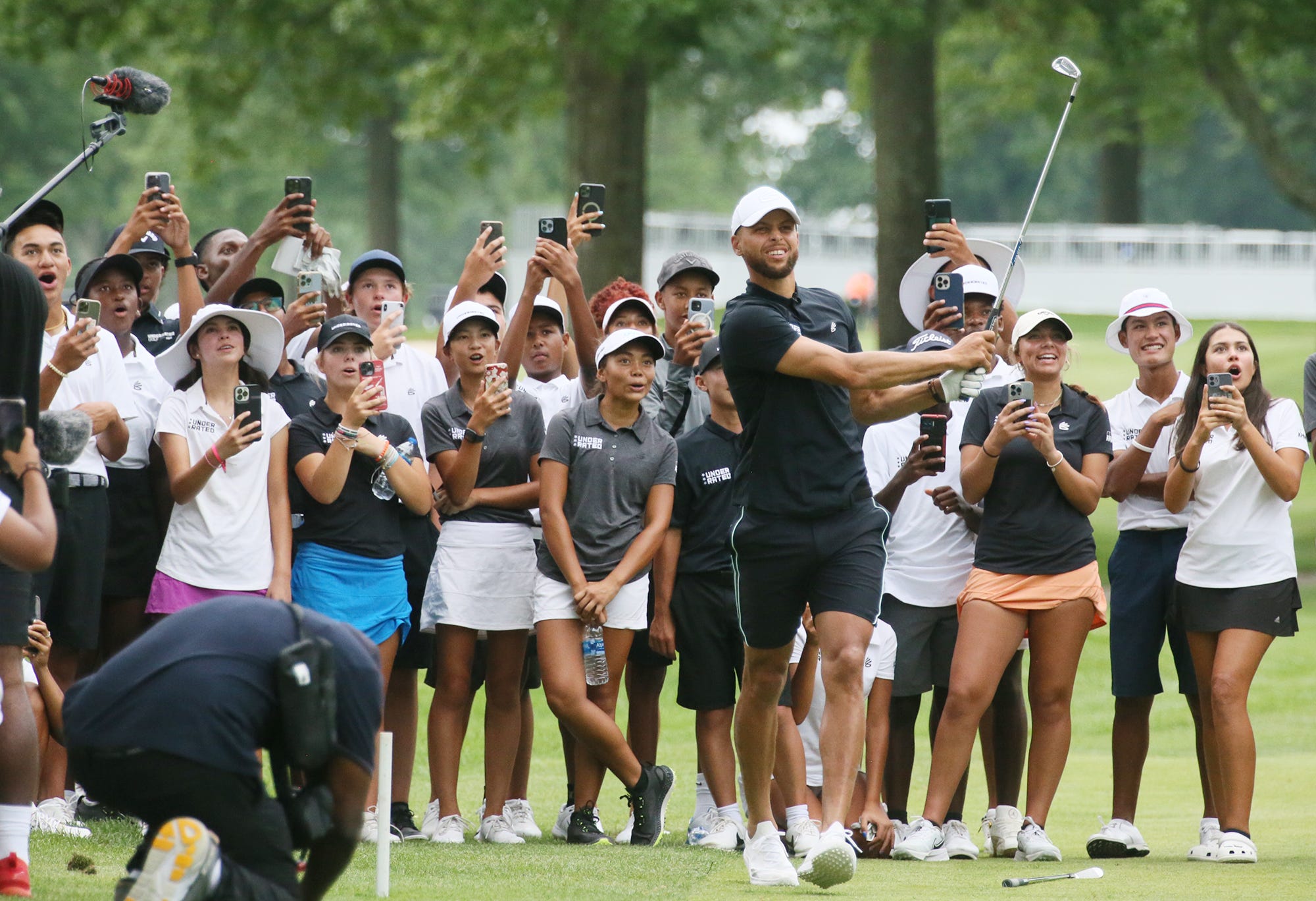 AA1H9P21 Tiger Woods' 'Dark Shot' Still Echoes at Firestone Country Club 25 Years On