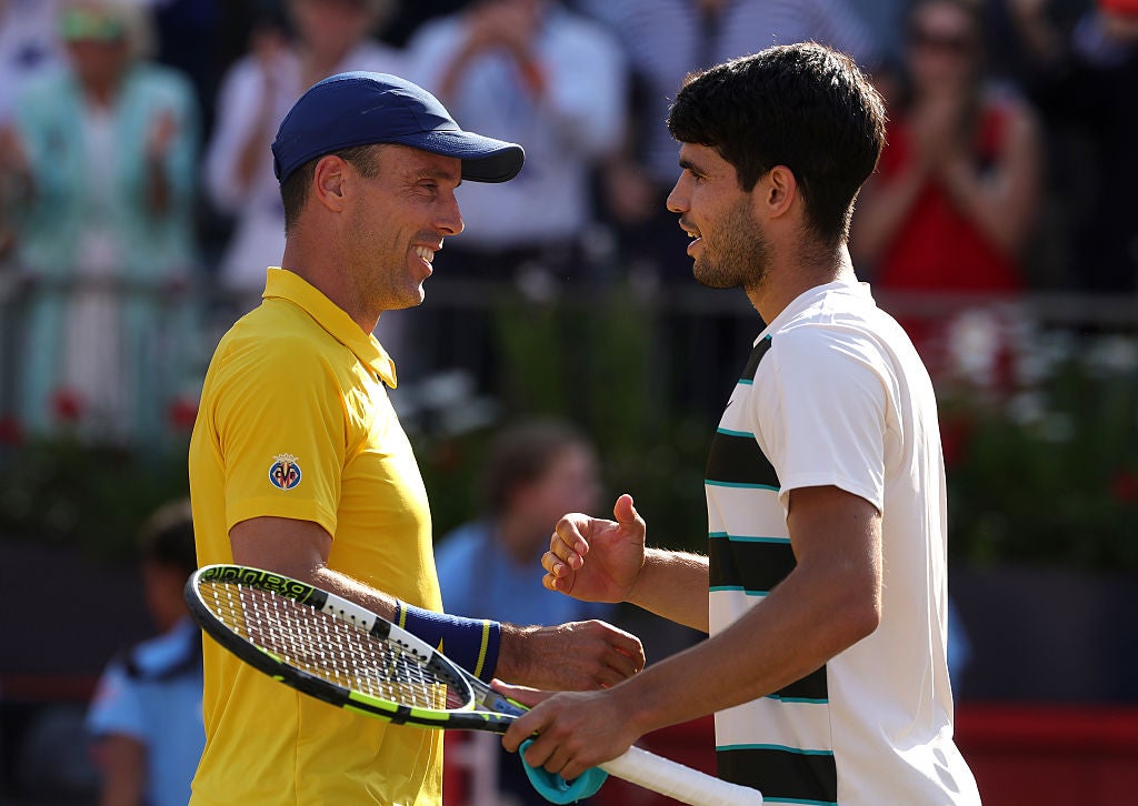 AA1H9UDH Alcaraz vs. Bautista Agut: Live Scores and Results as Draper Bows Out at Queen’s Tennis