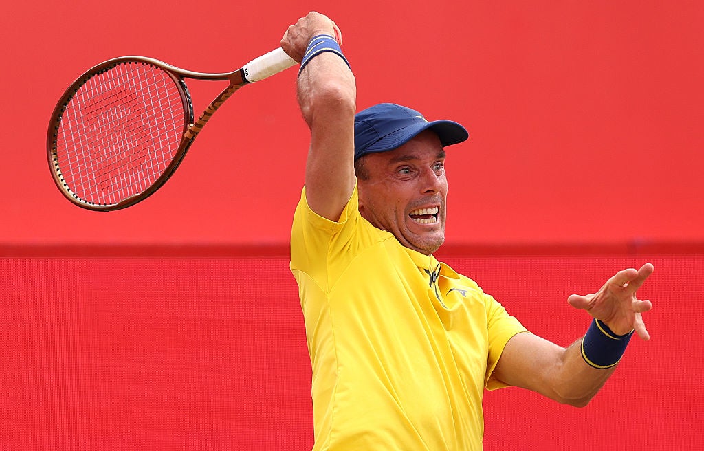 AA1H9ZQS Alcaraz vs. Bautista Agut: Live Scores and Results as Draper Bows Out at Queen’s Tennis