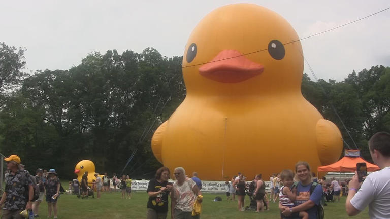 World’s largest rubber duck returning to Pittsburgh ahead of NFL draft