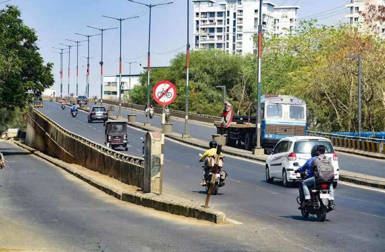 Delhi govt seeks central funds to boost road infrastructure