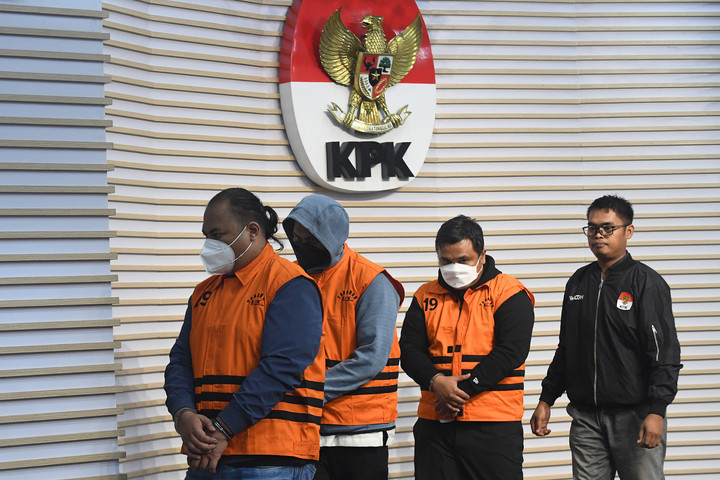 Tiga tersangka kasus dugaan korupsi proyek pembangunan jalan di Dinas PUPR dan preservasi jalan di Satuan Kerja Pelaksanaan Jalan Nasional (PJN) Wilayah I Sumatera Utara yakni Topan Obaja Putra Ginting (kedua kanan), di Gedung Merah Putih KPK. Foto: ANTARA FOTO/Indrianto Eko Suwarso