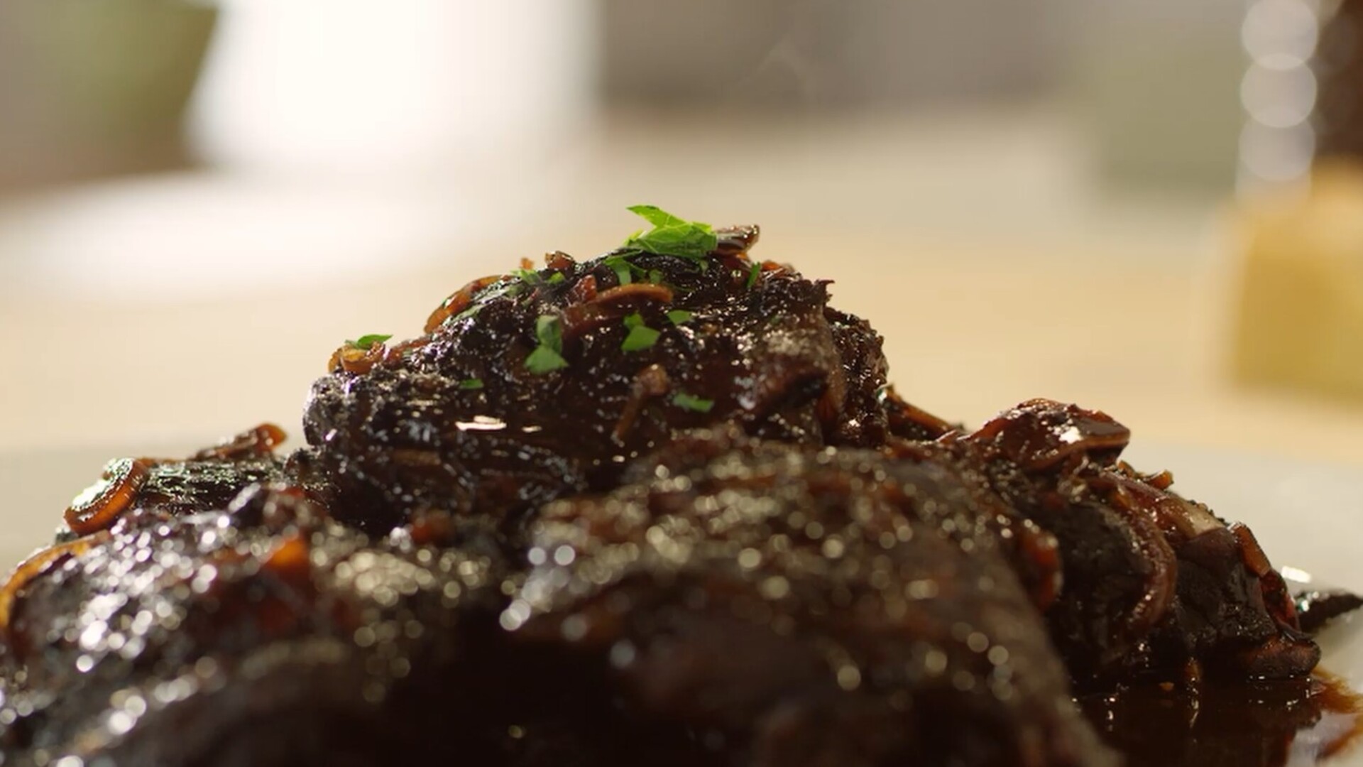 Mit Balsamico glasierte Hähnchenschenkel, knusprige Haut und ...