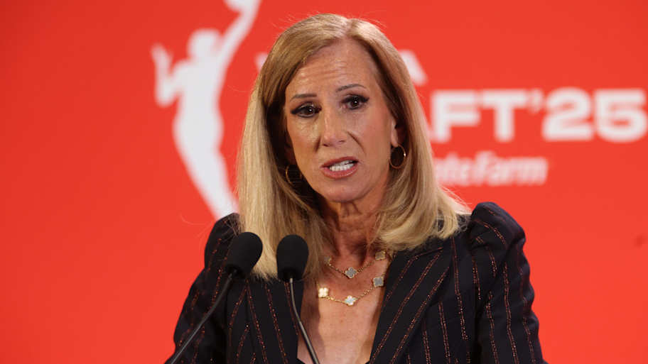 Cathy Engelbert dội gáo nước lạnh vào những lời chỉ trích trọng tài WNBA