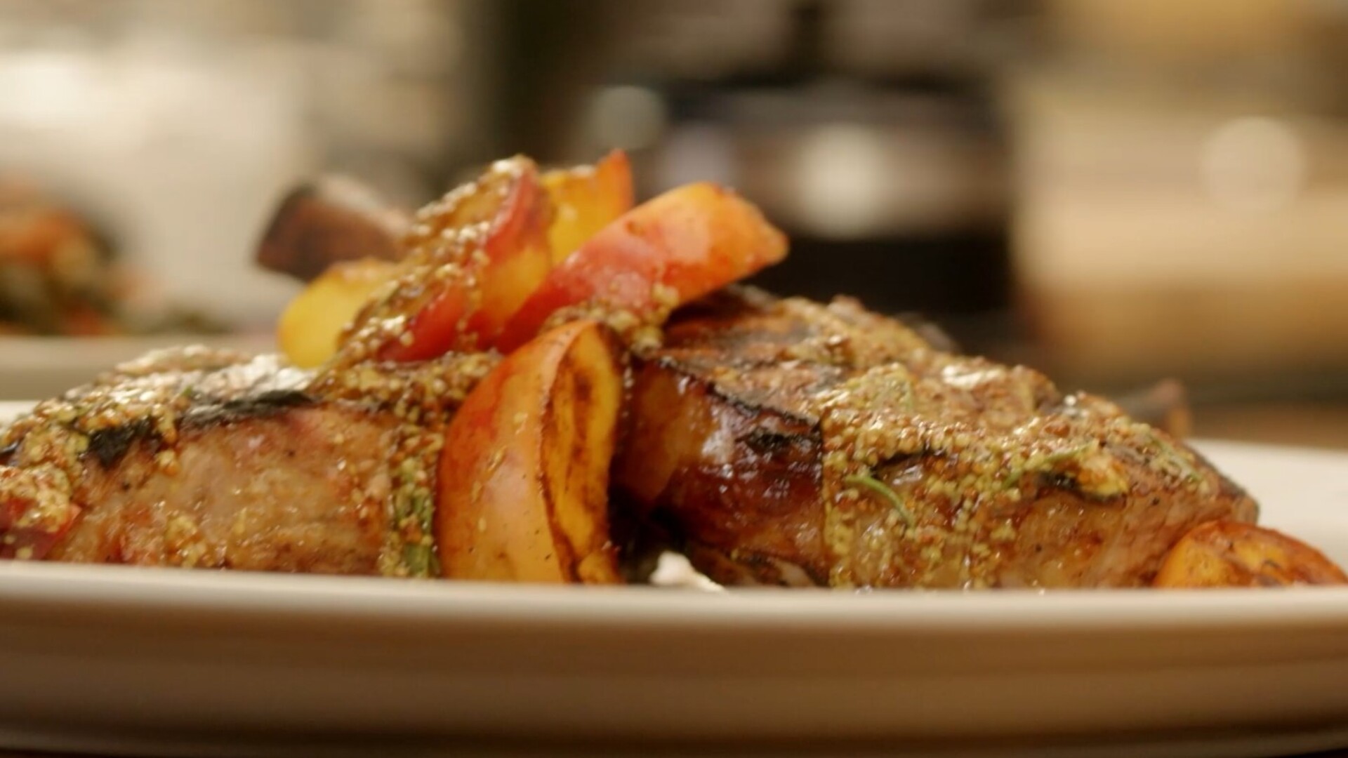 Herzhaftes Sonntagsessen mit rauchigem Gemüse und Rosmarin-Senf-Sauce