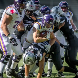 Vikings stay unbeaten against Raiders