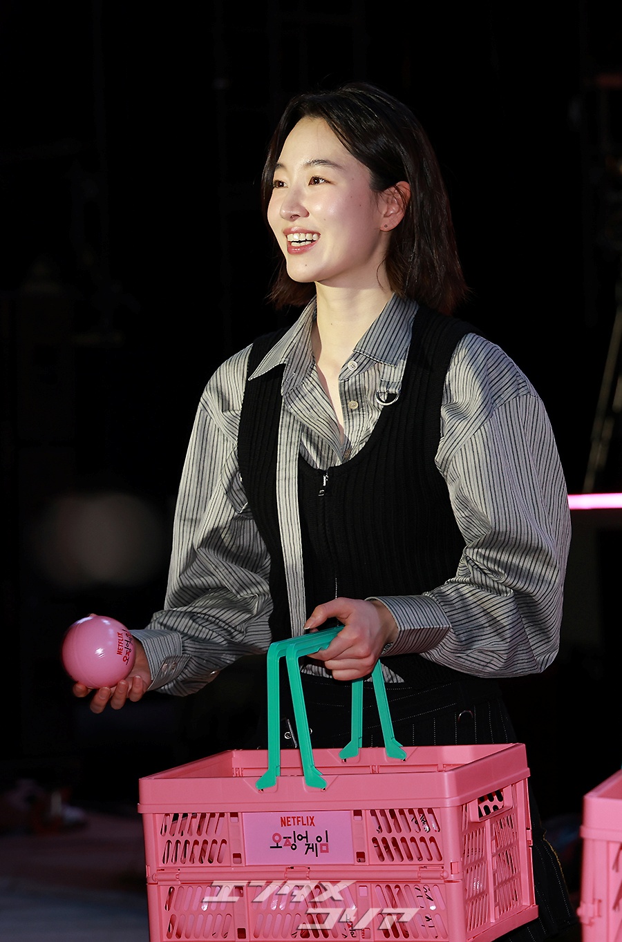 フォト】『イカゲーム』メーンキャストたち「幸運のサインボールをどうぞ」