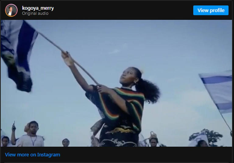 Merince Kogoya menari-nari sambil bawa bendera Israel'