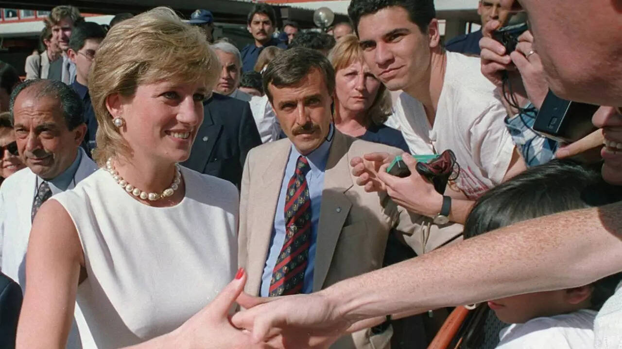 The touching reason why late Princess Diana never wore gloves(00)