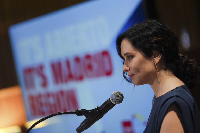 Ayuso ve a Sánchez "acorralado" tras el ingreso en prisión de Santos Cerdán:  "La corrupción le tiene atado a la silla"