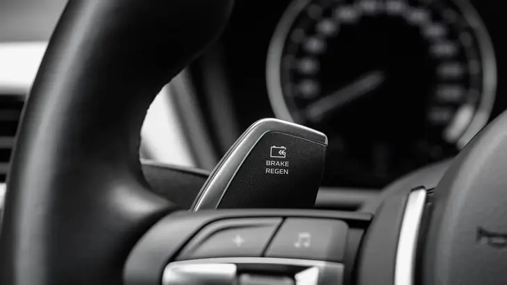 Hệ thống phanh tái sinh năng lượng cũng là một tác nhân gây say xe - Ảnh: Drive