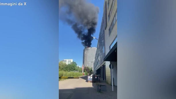 Germania: grattacielo in fiamme, grande colonna di fumo nero su Berlino