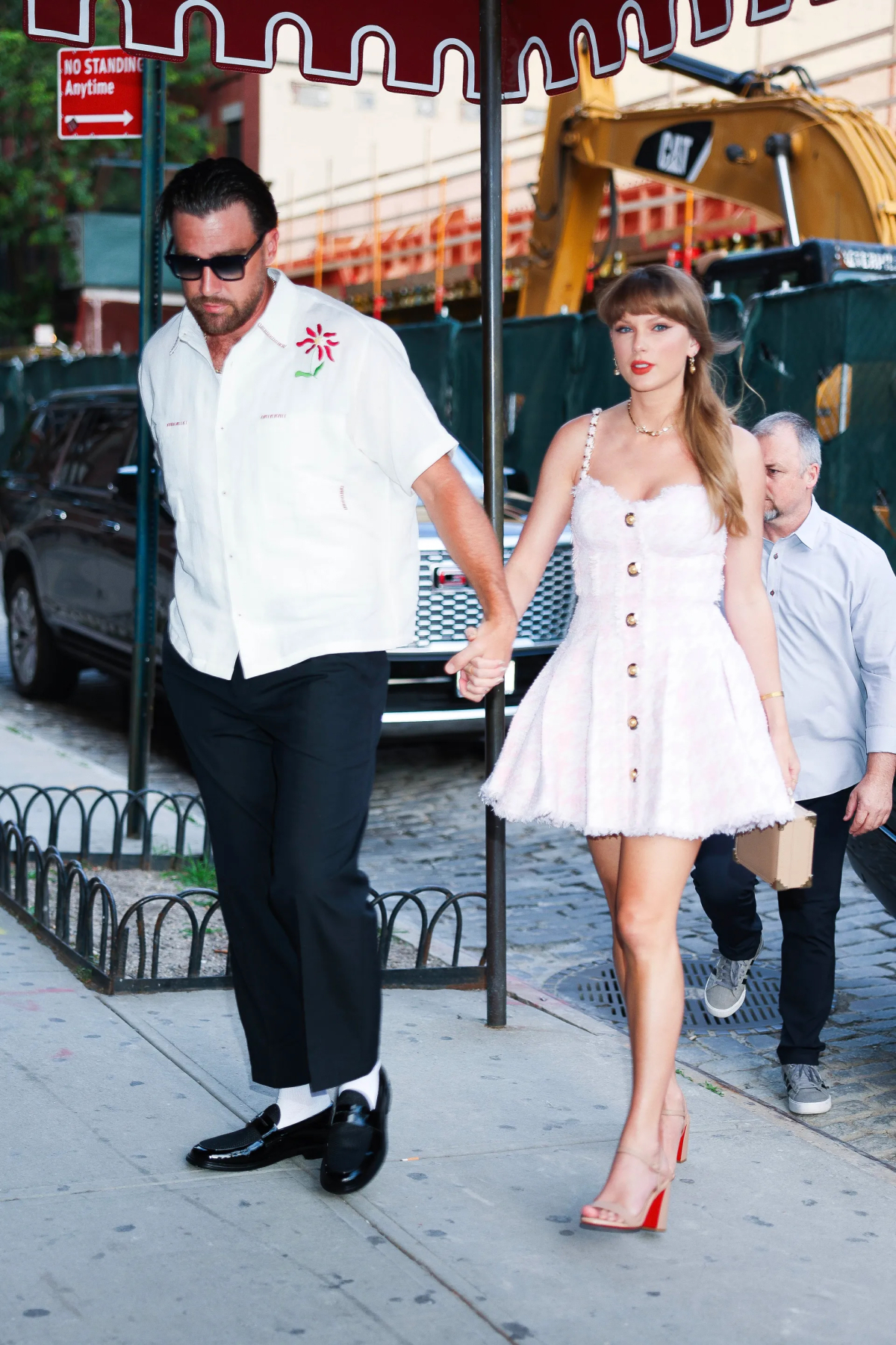 Taylor Swift diện đầm như công chúa đi chơi với bạn trai