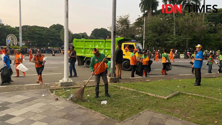 Petugas PPSU sigap bersihkan area Monas dan Patung Kuda. (IDN Times/Marcheilla Ariesta)