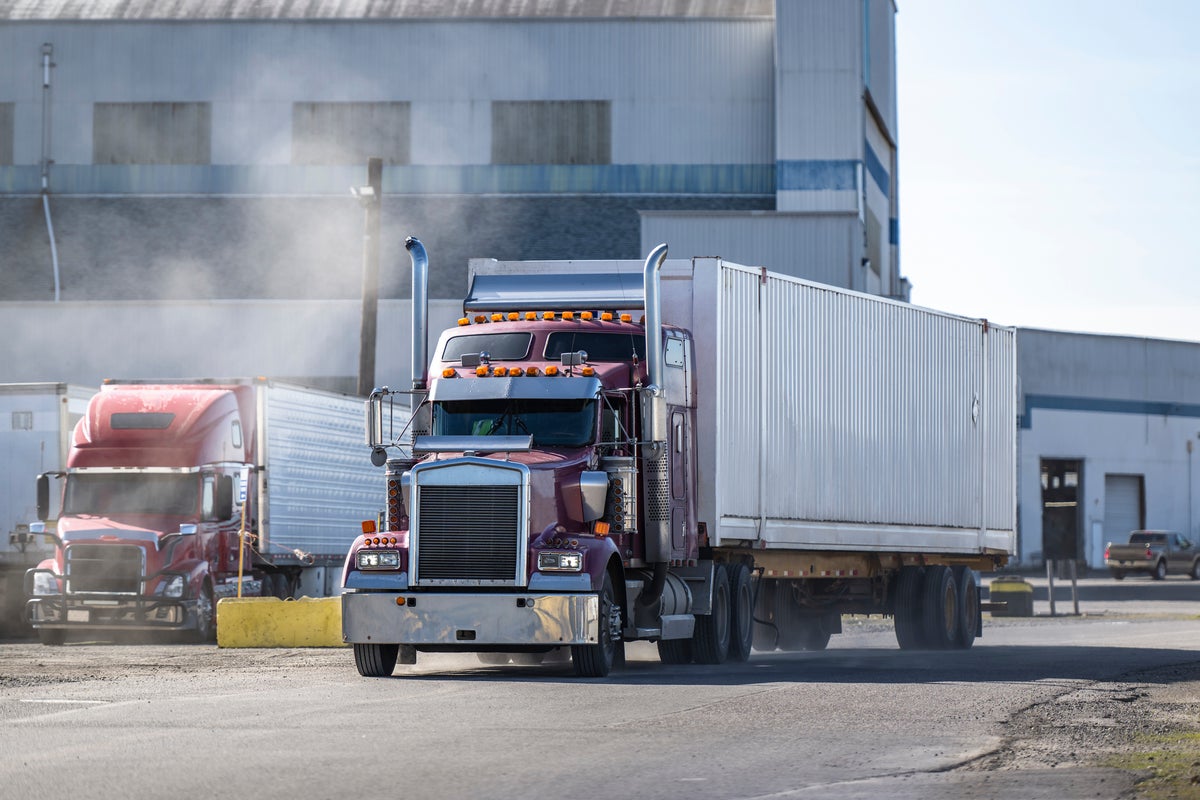 Scrapped safety proposal for semi-trucks means they can zoom down US ...