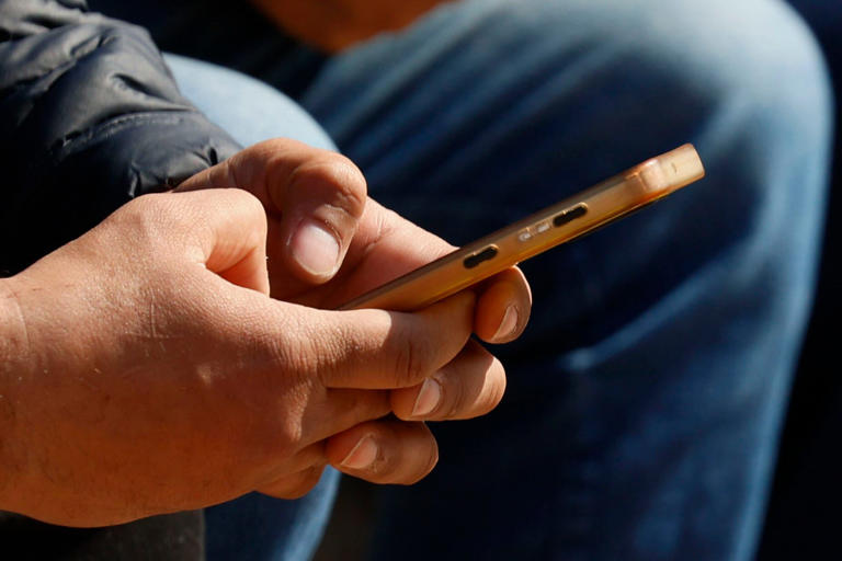 Santiago 25 de septiembre 2024. Fotografias referenciales de telefonos celulares en el centro de la comuna de Santiago   Dragomir Yankovic/Aton Chile