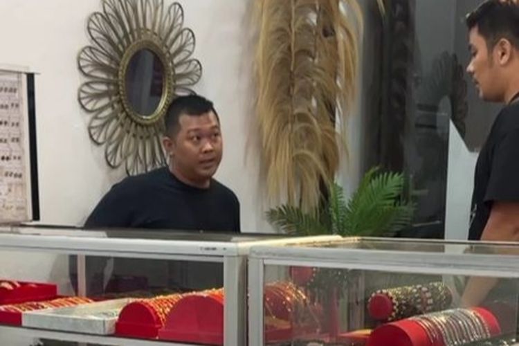 Pria mengaku anggota BIN (kanan) saat berada di toko perhiasan milik Oky.
