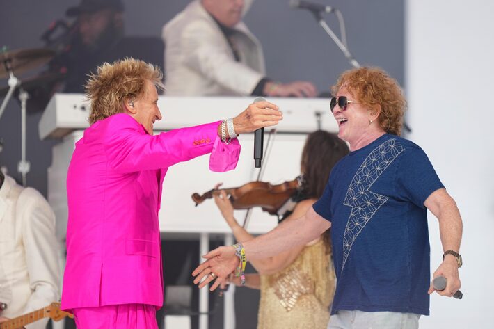 Rod Stewart recebe líder do Simply Red para dueto de hit no Festival de ...