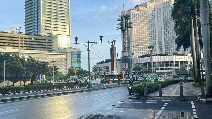 Lalu lintas pagi di sekitar Bundaran HI jelang HUT Bhayangkara 2025