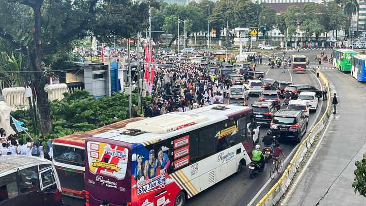 Kepadatan pengunjung di sekitar Monas pada HUT ke-79 Bhayangkara