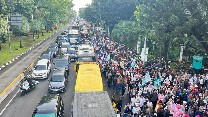 Kemacetan di kawasan Monas jelang HUT Bhayangkara 79, Jakarta 1 Juli 2025