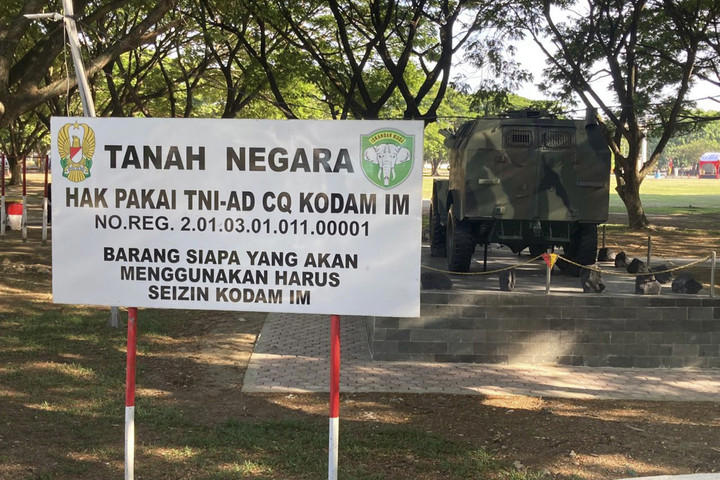 Plang lahan di Blang Padang, Banda Aceh, bertuliskan hak pakai TNI AD, Senin (30/6/2025). Foto: Dok. kumparan