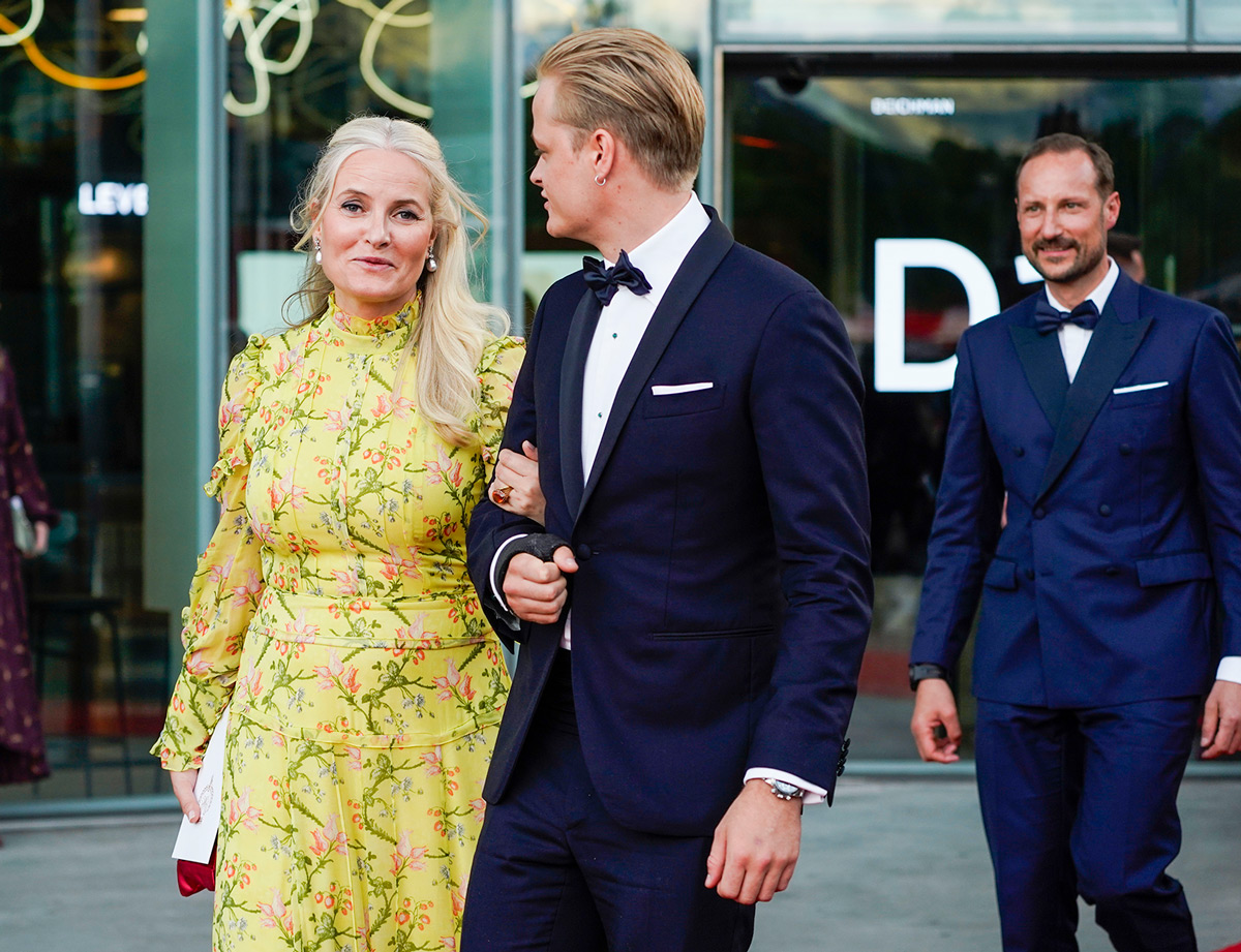 Kronprinsesse Mette-Marit, Marius Borg Høiby og kronprins Haakon. Foto: Lise Åserud / NTB / POOL