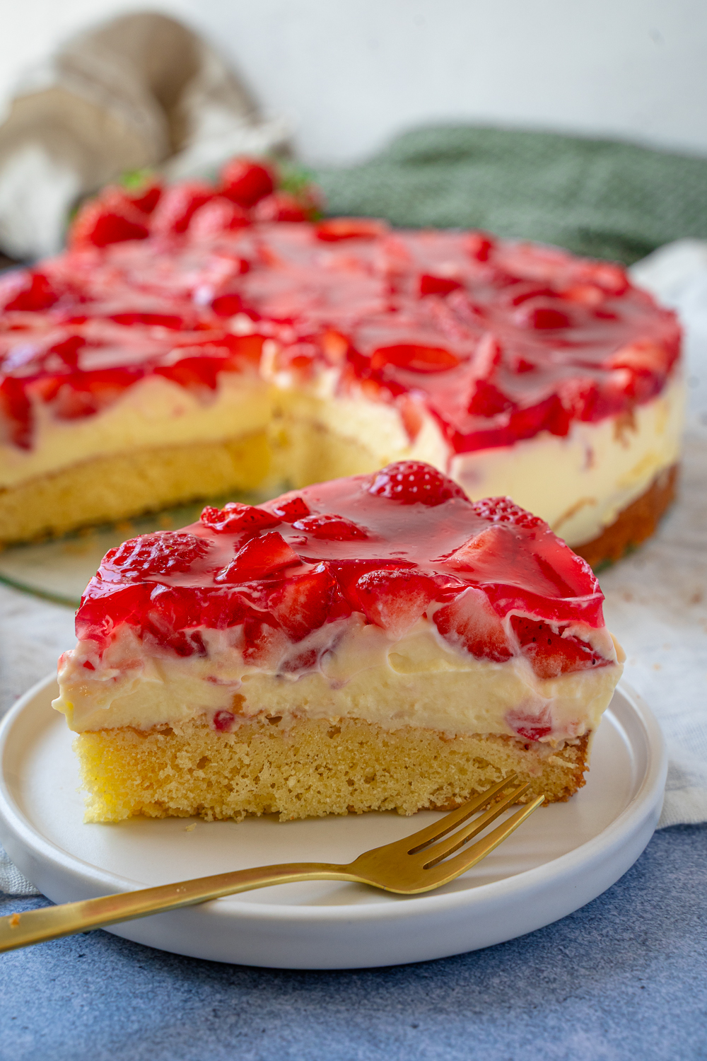 Erdbeer Schmandkuchen - Rührteig mit cremigem Schmand-Vanillepudding ...