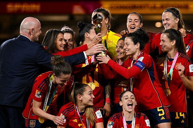 España recibe el trofeo que la acredita como campeona del mundo en 2023.