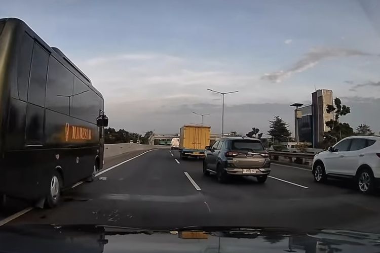 Bus Mabes AD yang berada tengah berhenti di sisi kiri Tol JORR.