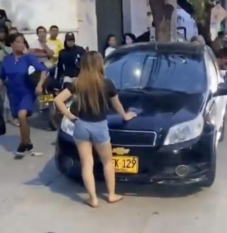 La joven exigía que la mujer saliera del carro. Foto: @ColombiaOscura_