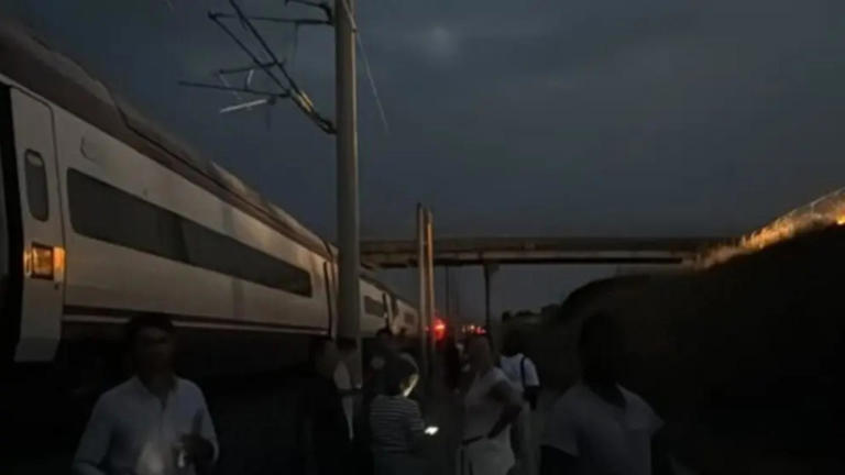 Niños llorando, sin agua y con ola de calor": la desesperación de 300  pasajeros atrapados una