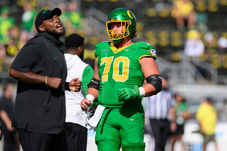 What color do Oregon Football fans wear? Weekly color schedule for Duck