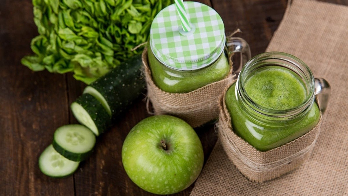 Smoothie verde con espinaca, plátano y avena