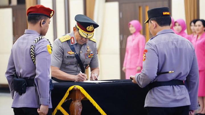 Kapolri Jenderal Listyo Sigit Prabowo melepas Wakapolri Komjen Ahmad Dofiri yang memasuki masa pensiun. Foto: IG/@humaskorpsbrimob