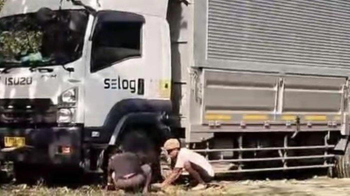 Truk boks yang disesatkan mbah Google Maps masuk kawasan hutan jati, Blora, Jawa Tengah