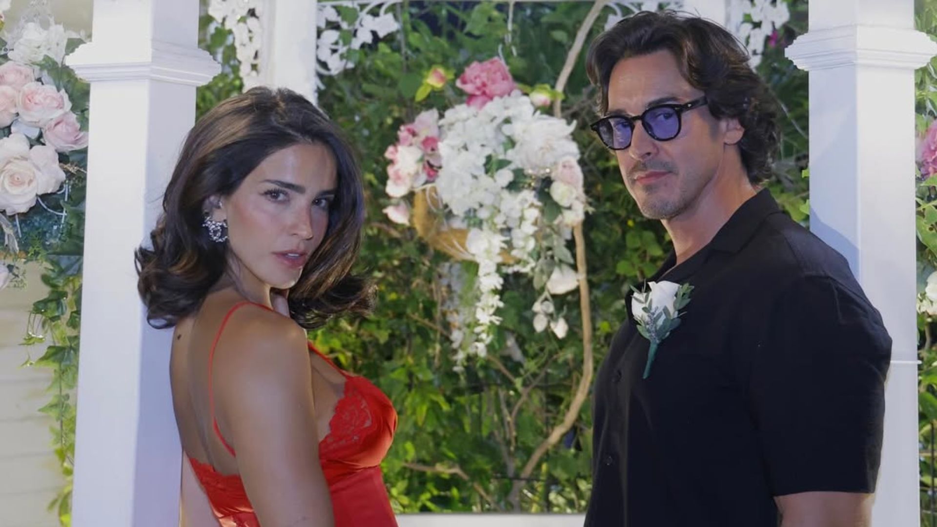 Bárbara de Regil se vuelve a casar en Las Vegas; así fue la divertida  ceremonia oficiada por 'Elvis Presley'