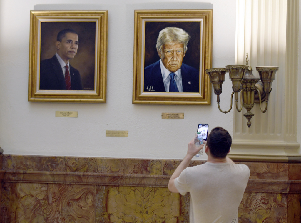 New Trump portrait donated by White House hangs in Colorado Capitol