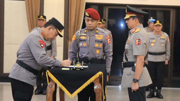 Kapolri Jenderal Listyo Sigit Prabowo melepas Wakapolri Komjen Ahmad Dofiri yang memasuki masa pensiun. Foto: IG/@humaskorpsbrimob