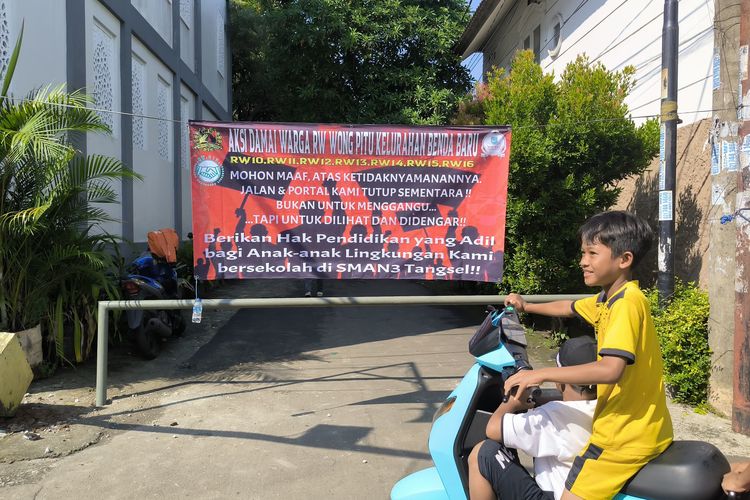 Akses SMK Negeri 3 Kota Tangsel ditutup warga Wong Pitu.