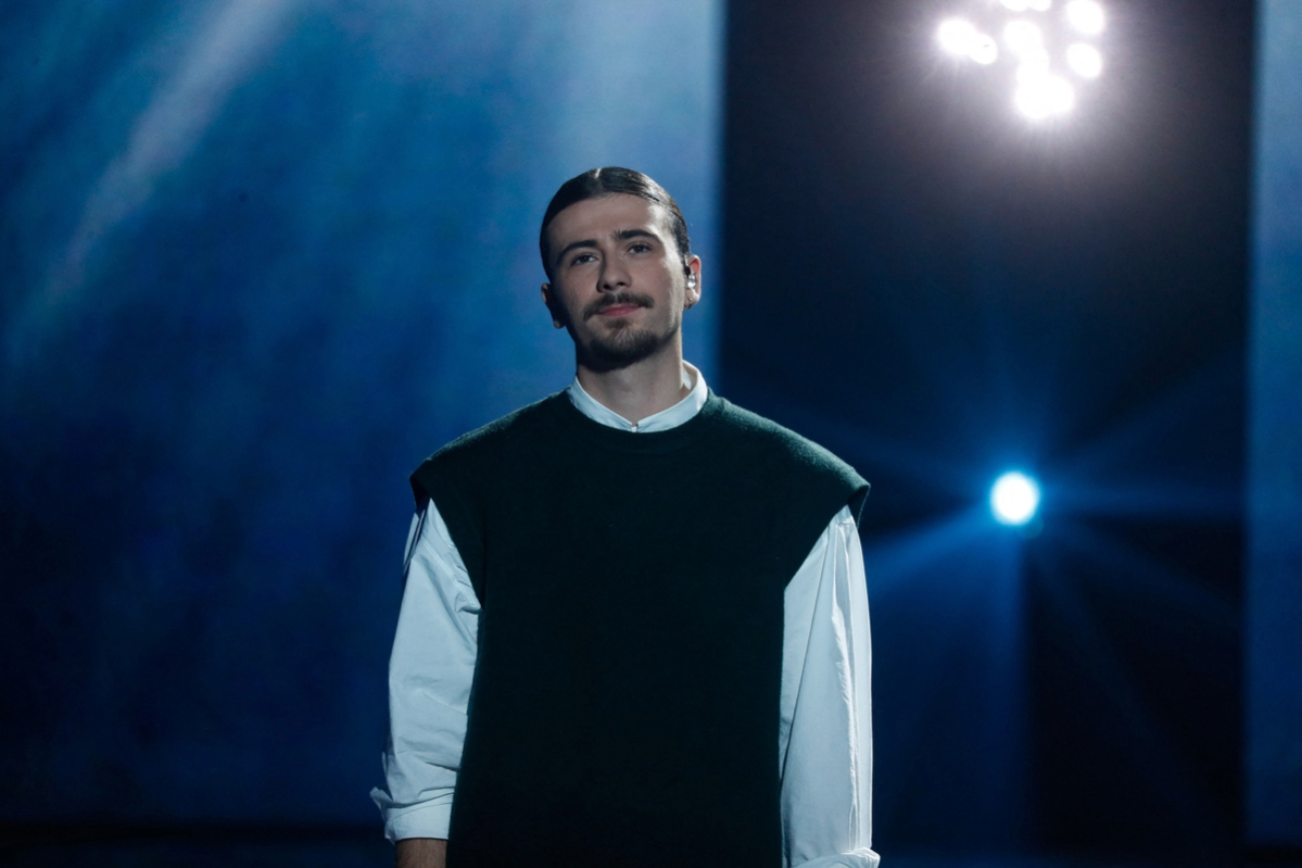 Pierre Garnier pris d'assaut par des fans : les images font froid dans le  dos