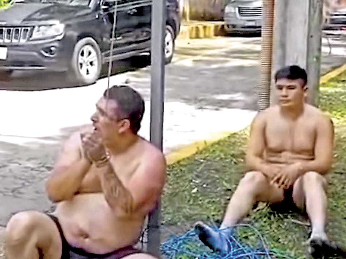 Policías de Tezonapa, Veracruz amarrados por pobladores.