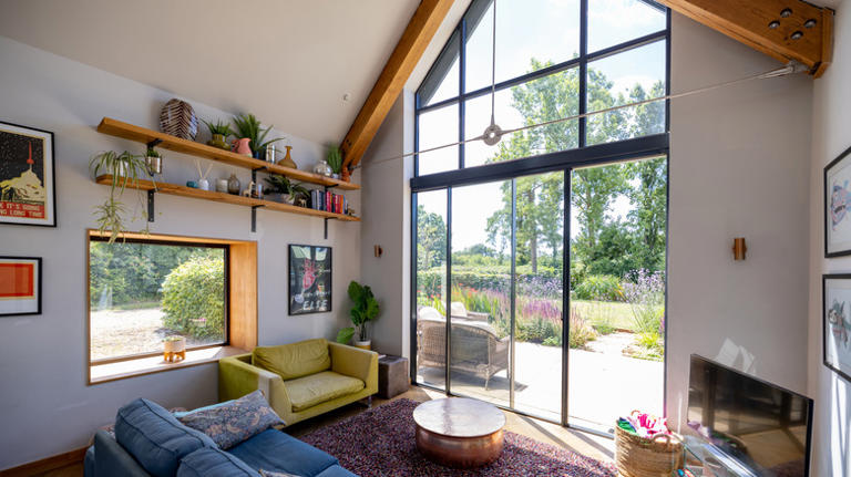 24 Vaulted Ceiling Designs For A Dramatic And Elegant Living Room