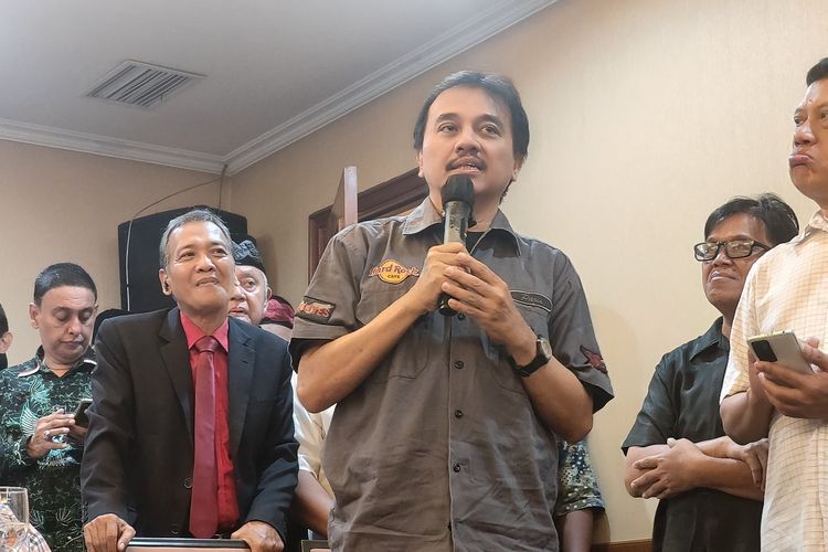 Pakar telematika Roy Suryo saat menghadiri konferensi pers forum purnawirawan TNI memakzulkan Gibran Rakabuming Raka, Rabu (2/7/2025) di kawasan Kemang, Jakarta Selatan.