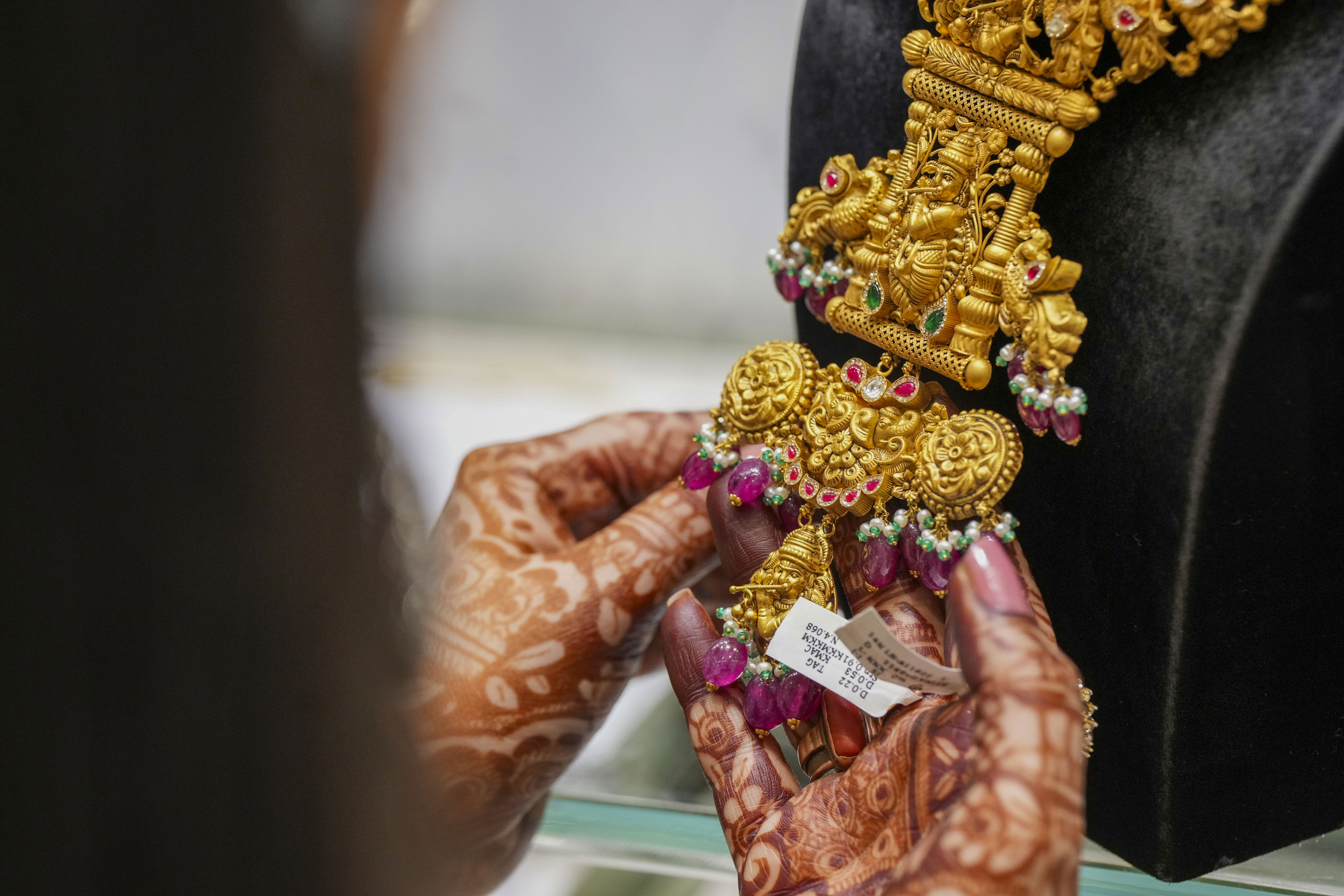 Gold futures hit record Rs 1.22 lakh/10g on global worries, dovish Fed cues