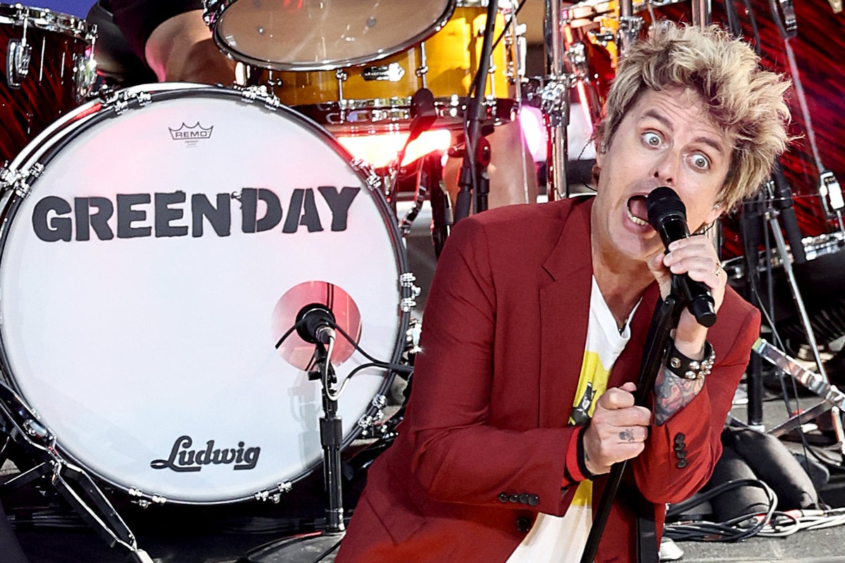 Billie Joe Armstrong throws Green Day fan off stage for playing Oasis hit(00)